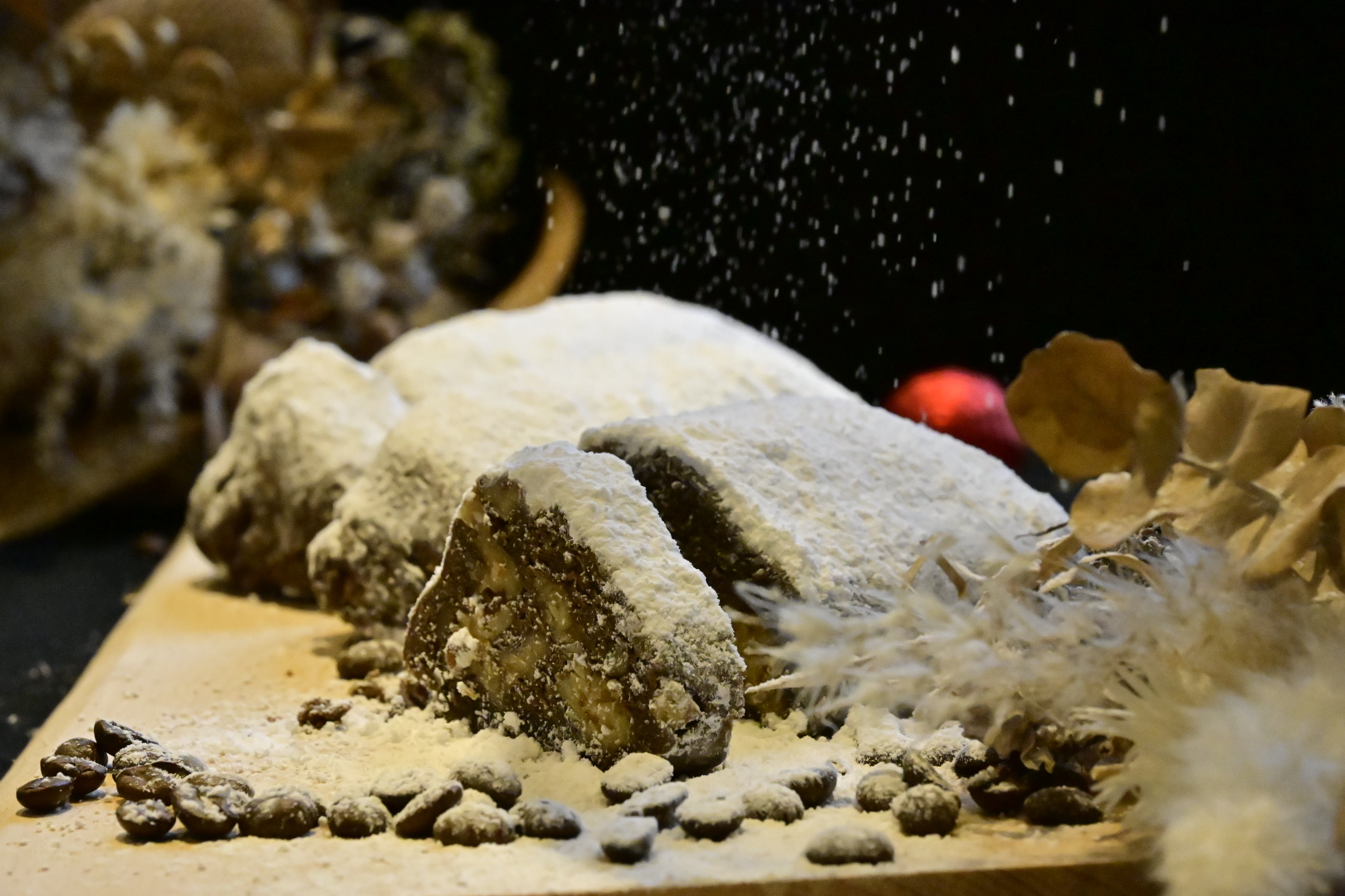 FRIGOLESの店舗前でスタッフが笑顔でシュトーレンを手渡している様子