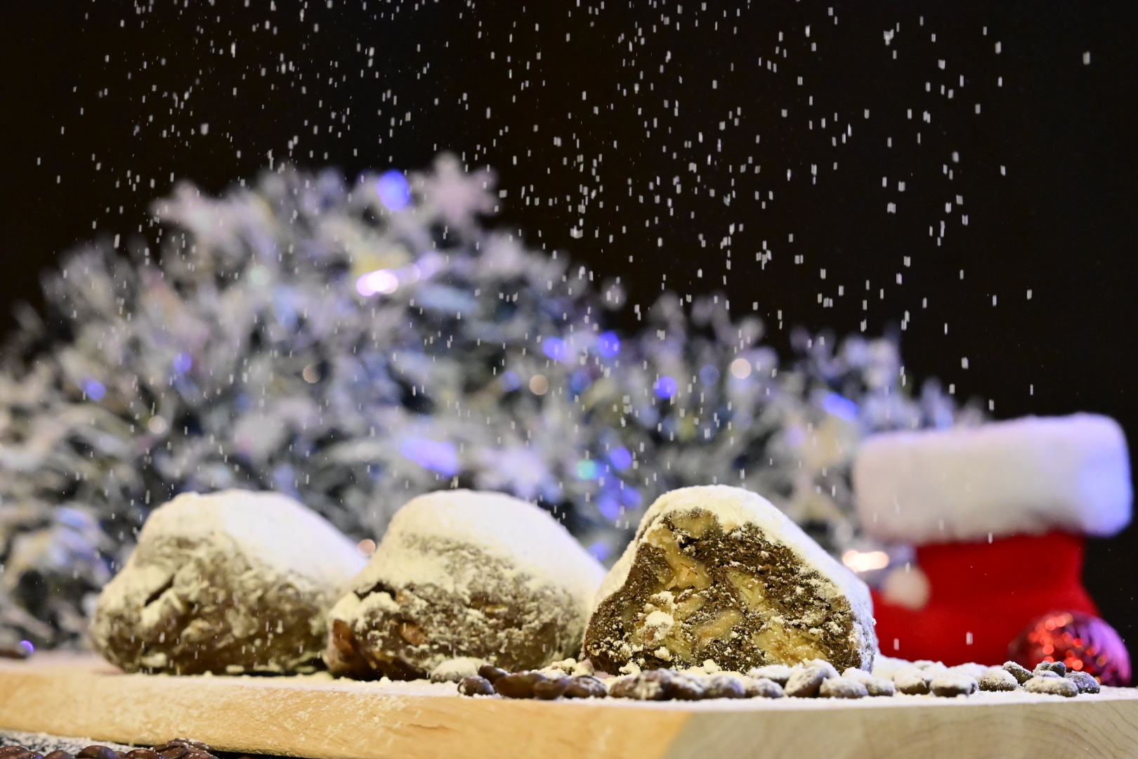 冬のテーブルに並んだシュトーレンとコーヒーのイメージ